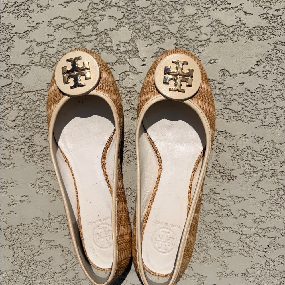 Tory Burch Natural Raffia Logo Round-Toe Ballet Flats